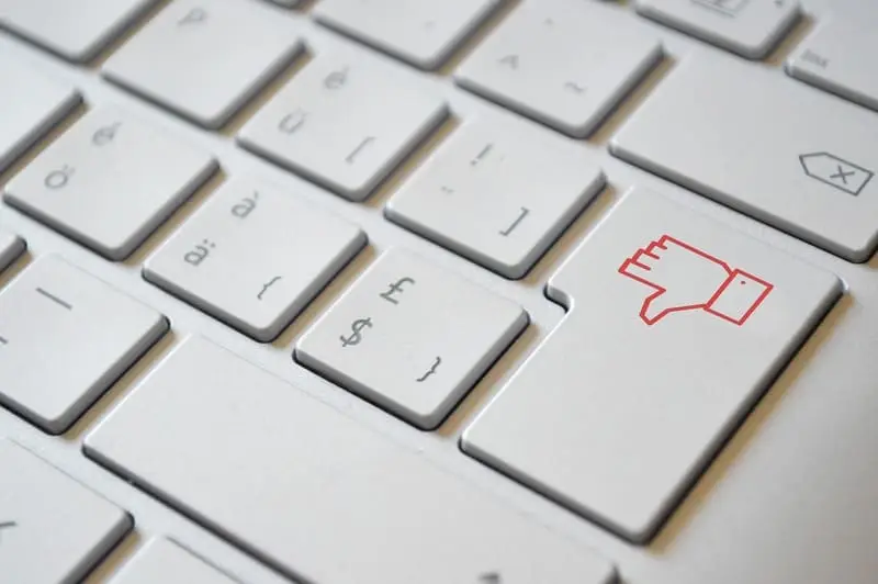 clavier blanc touche entrée pouce vers le bas rouge