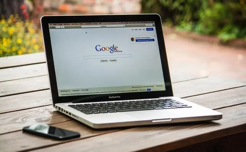 smartphone affichant fiche Google My Business restaurant